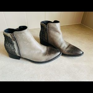Metisse ankle distressed gray pointy boot SZ38